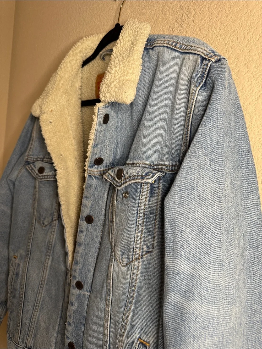 Levi's Men's Light Blue Sherpa-Lined Denim Jacket
